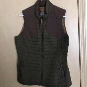 Light weight puffer vest